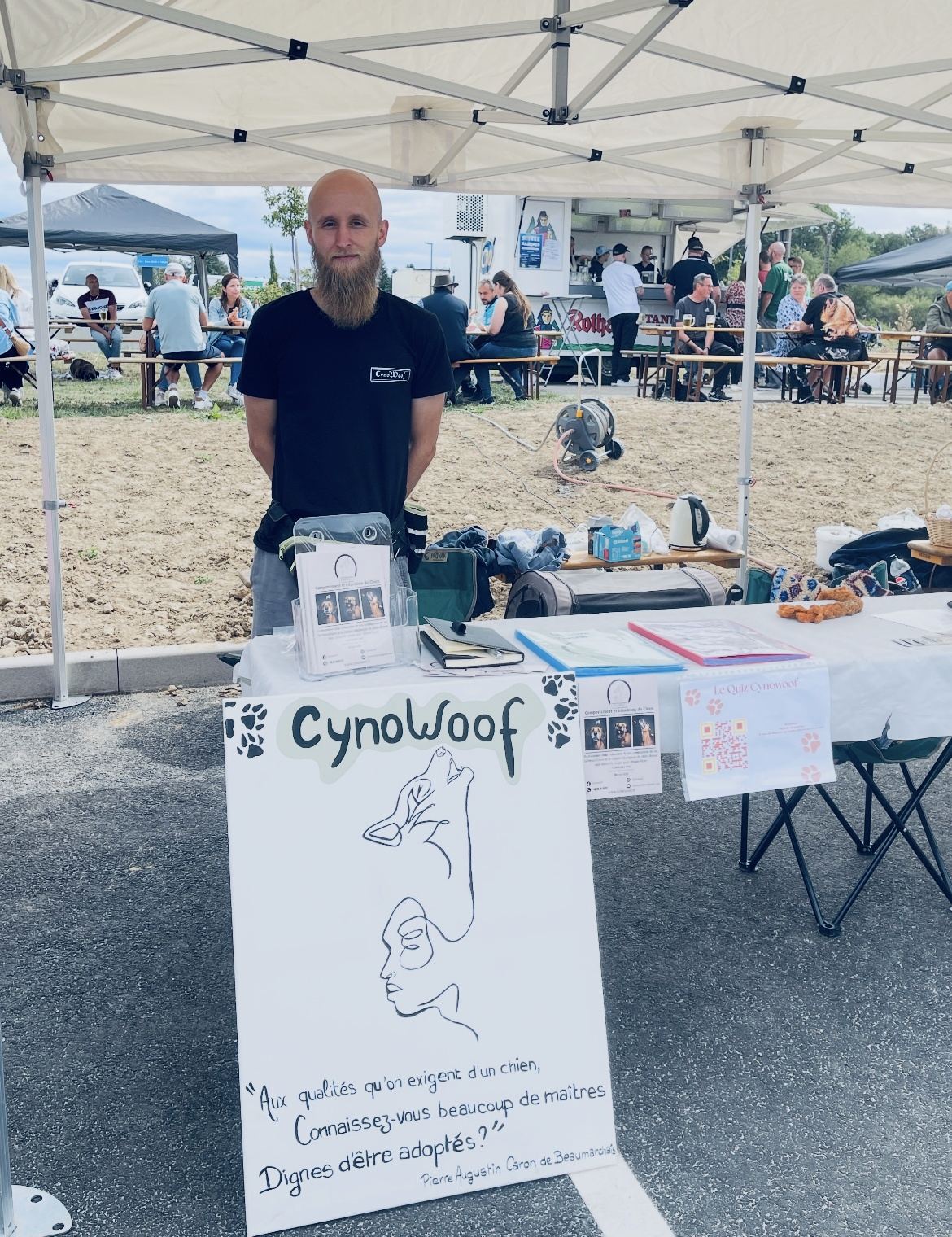Bryan Gein, comportementaliste canin Cynowoof, sur son stand lors d’un événement